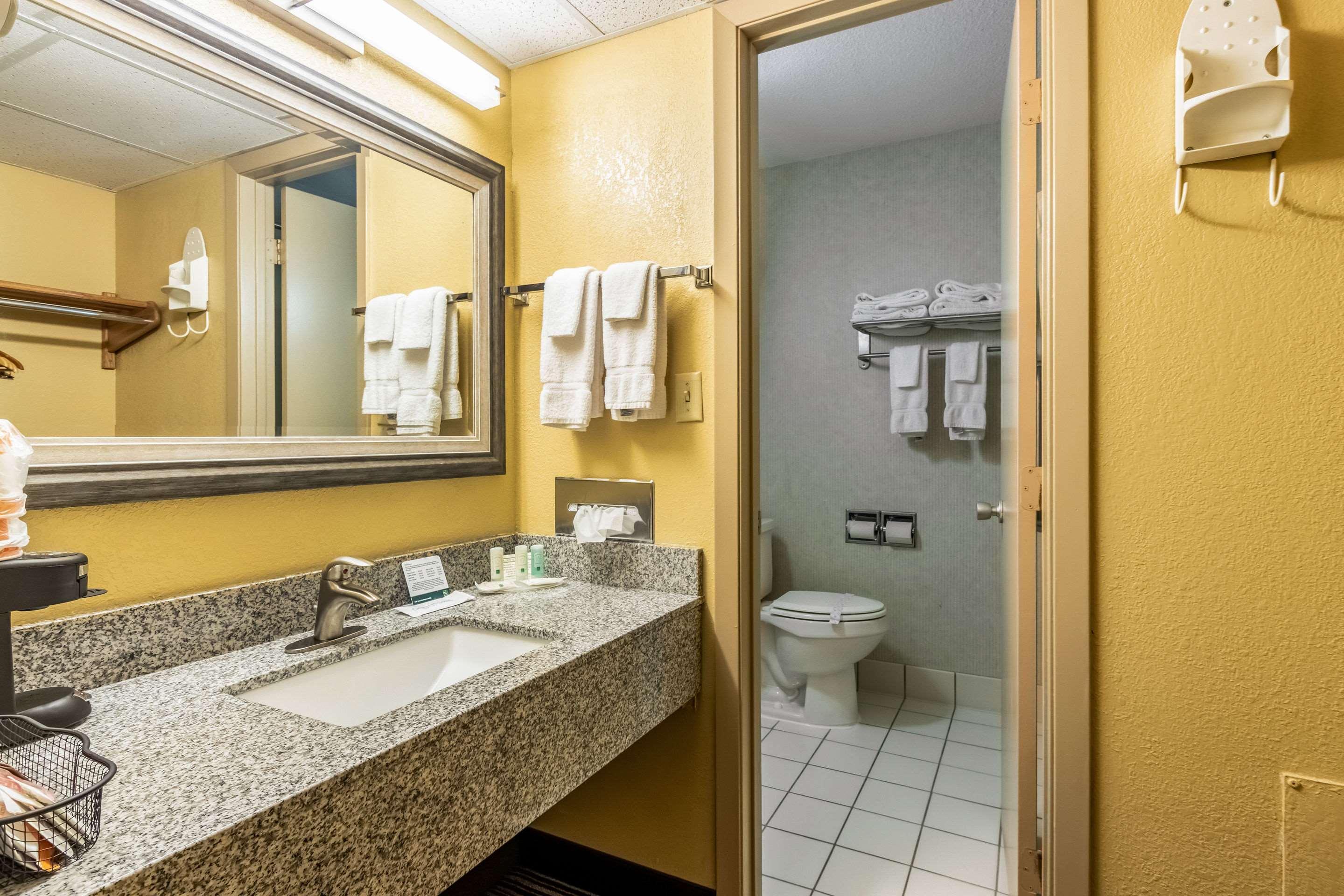 Quality Inn Newton At I-80 Buitenkant foto