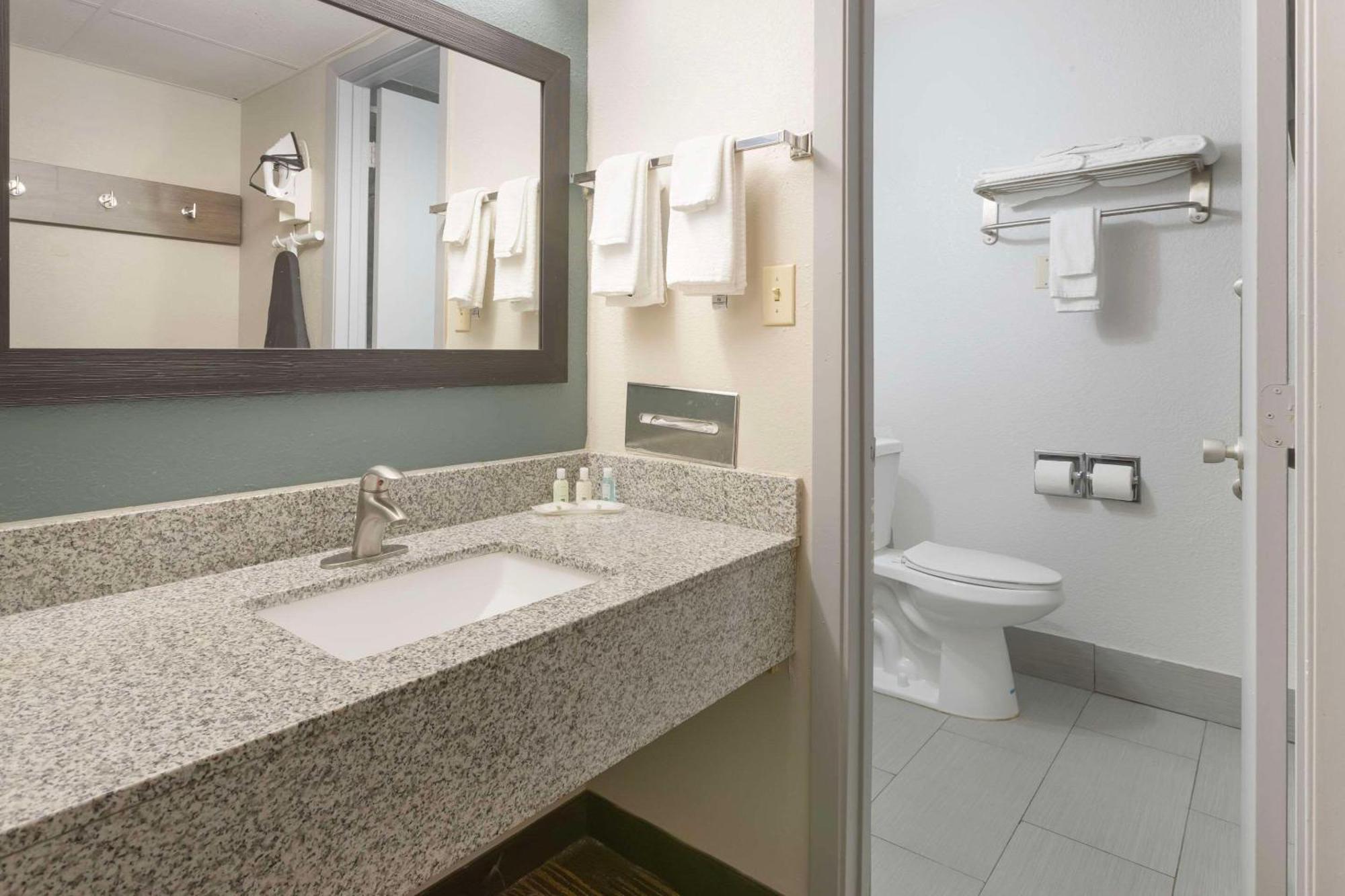 Quality Inn Newton At I-80 Buitenkant foto