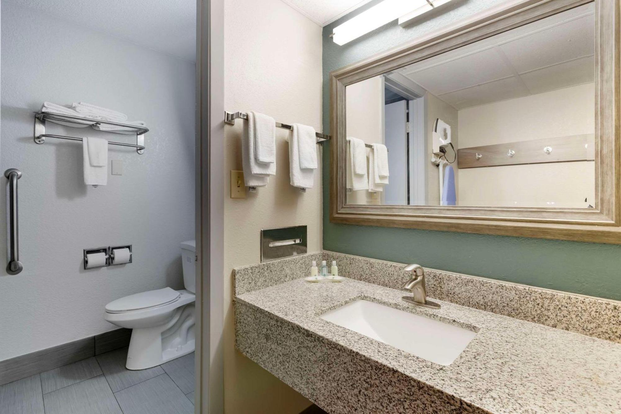 Quality Inn Newton At I-80 Buitenkant foto
