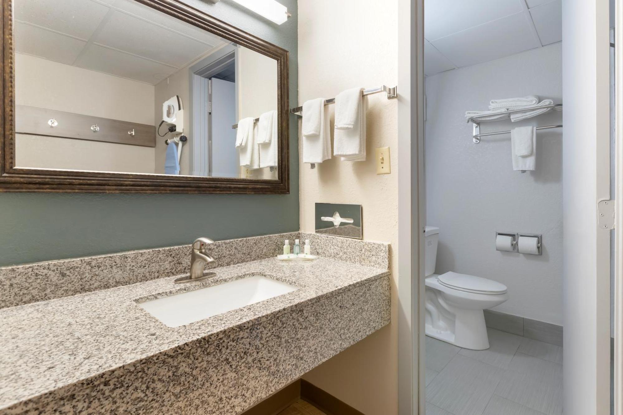 Quality Inn Newton At I-80 Buitenkant foto