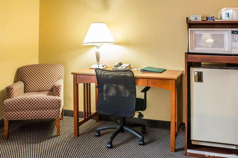 Quality Inn Newton At I-80 Buitenkant foto